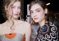 同时勾勒出精致的眼部和