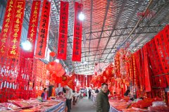 一个摊位前却围满了人