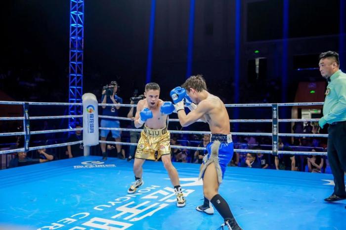 佛山WBC职业拳王争霸赛落幕，刘文松以一点点差