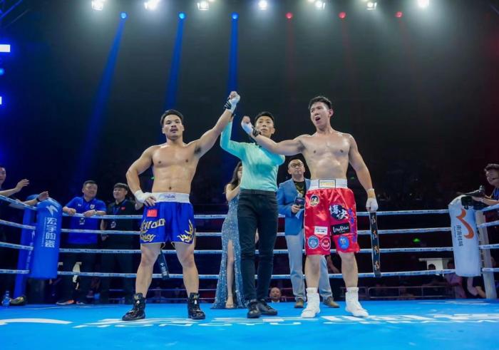 佛山WBC职业拳王争霸赛落幕，刘文松以一点点差