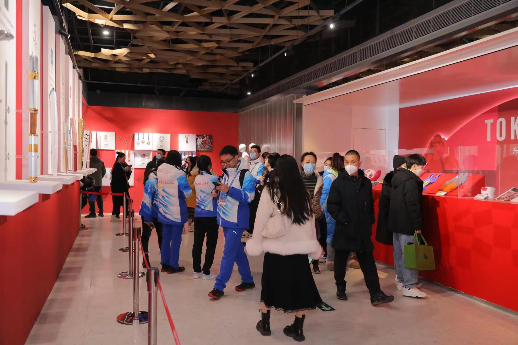 北京冬奥会一周年，志愿者重返鸟巢观看体育文