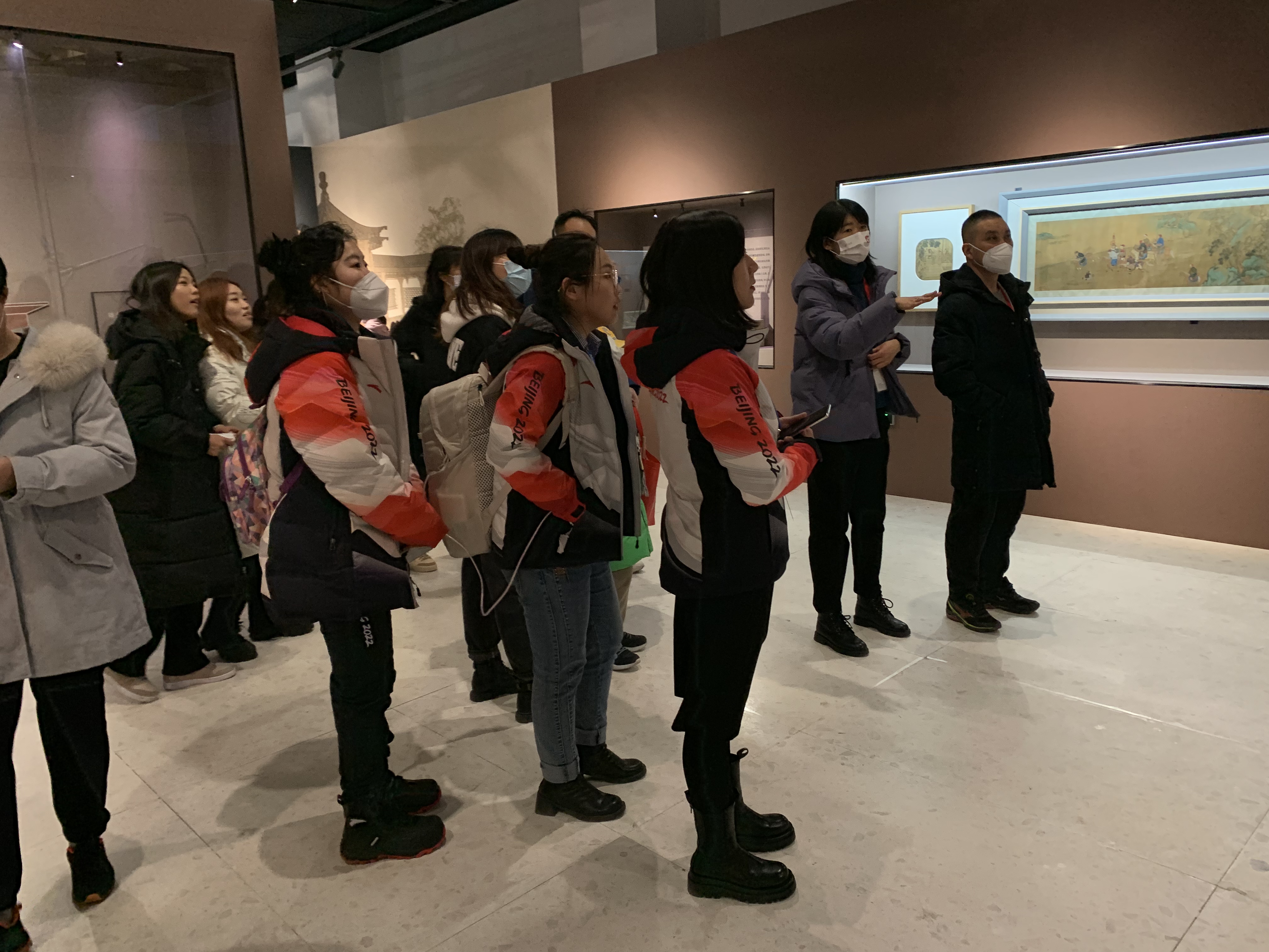 北京冬奥会一周年，志愿者重返鸟巢观看体育文