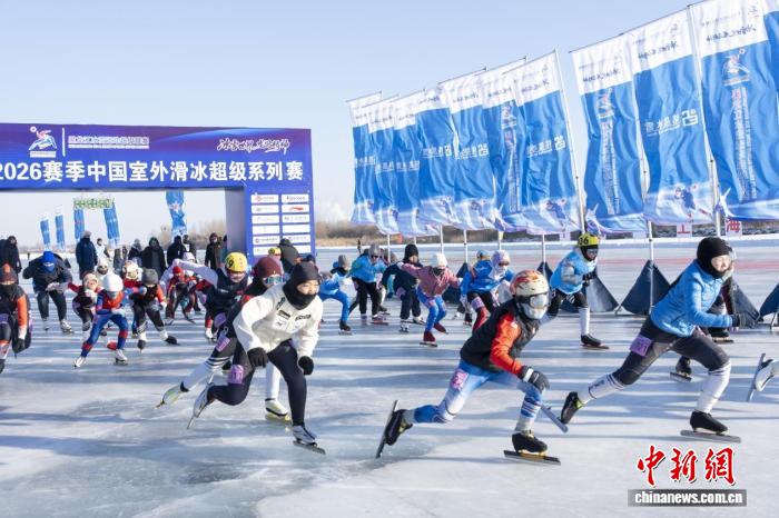 哈尔滨松花江冰场点燃全民冰雪运动热潮