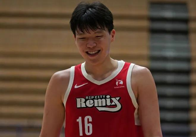 杨瀚森单挑猛龙完成22分史诗级大逆转 队友集体