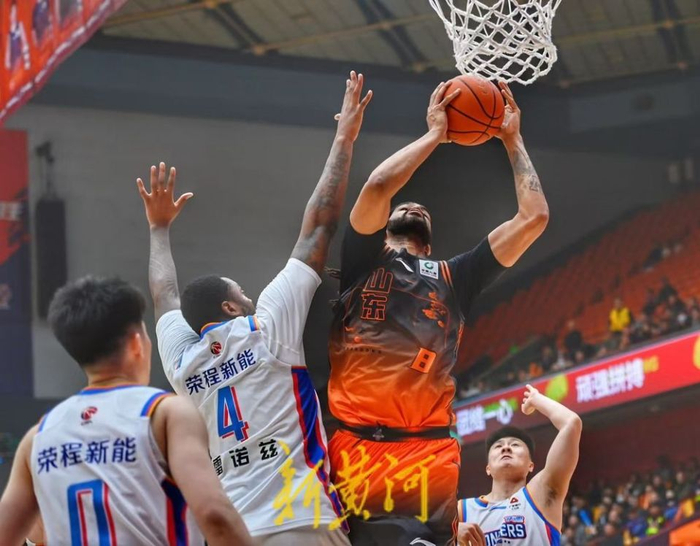 山东男篮半场领先天津队 战术调整成关键