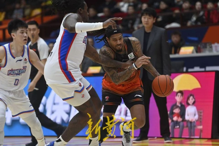 山东男篮半场领先天津队 战术调整成关键