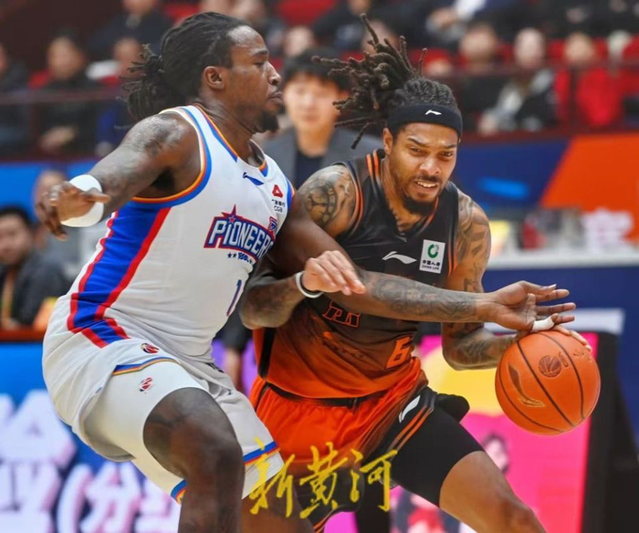 山东男篮半场领先天津队 战术调整成关键