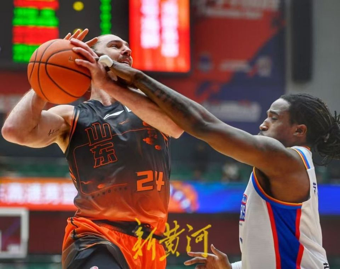 山东男篮半场领先天津队 战术调整成关键