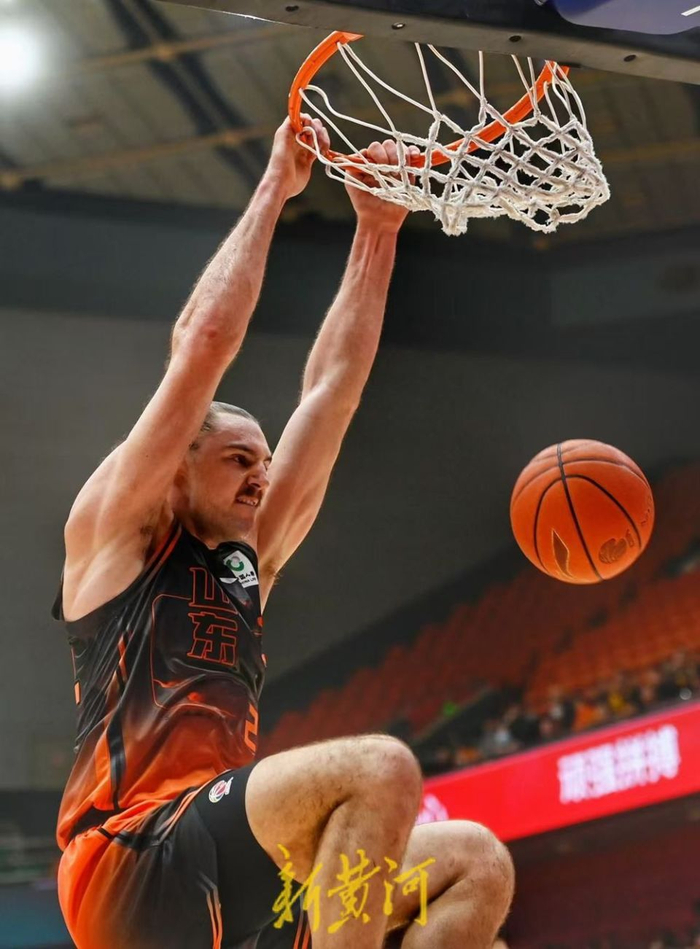 山东男篮半场领先天津队 战术调整成关键