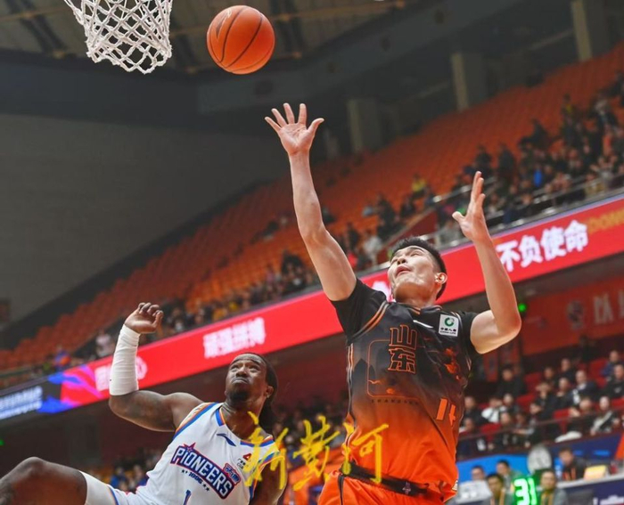 山东男篮半场领先天津队 战术调整成关键