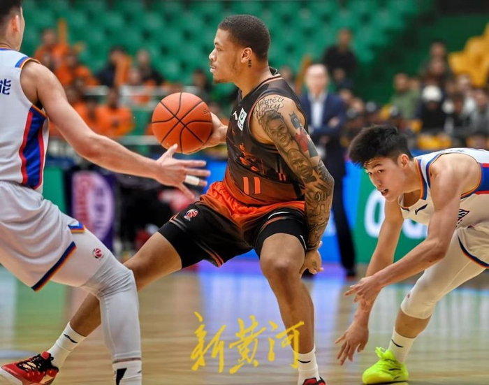山东男篮半场领先天津队 战术调整成关键