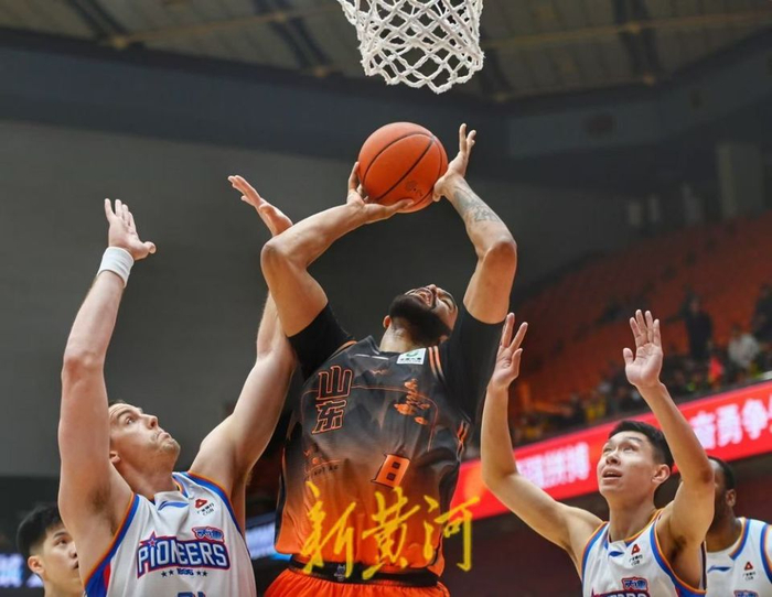 山东男篮半场领先天津队 战术调整成关键