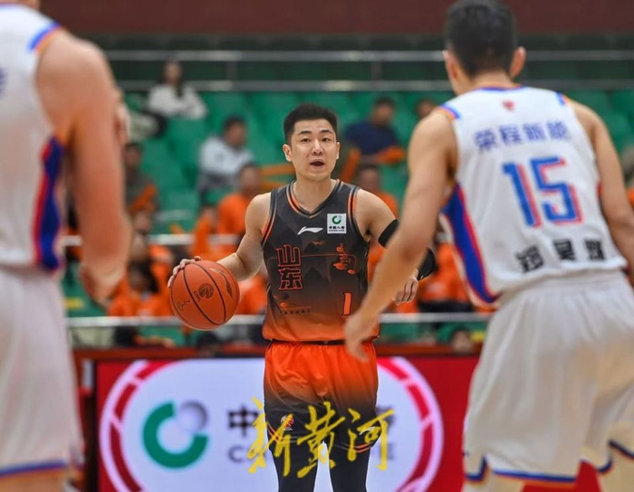 山东男篮半场领先天津队 战术调整成关键